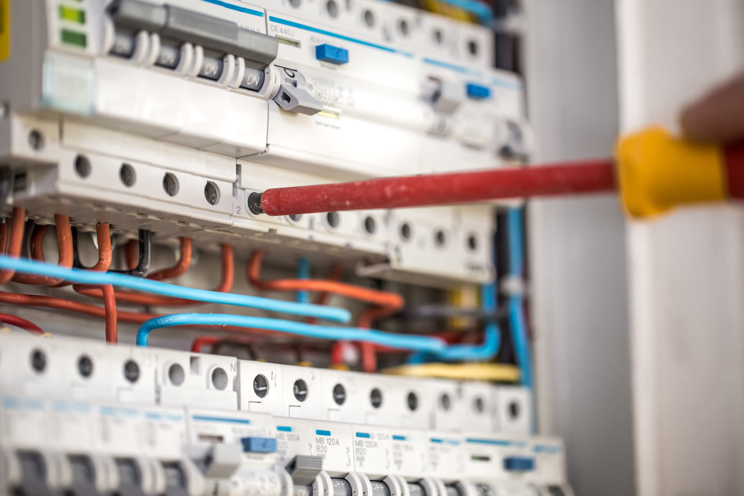 Elektripaigaldis ei ole ainult kaablid ja jaotuskilbid. Et paigaldis oleks ohutu ja töökorras, tuleb seda lülitada, kontrollida ja hooldada kindla korra järgi. 